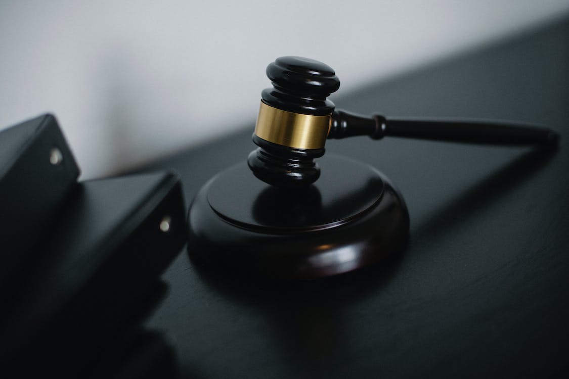 明知自己感染艾滋病還與他人發(fā)生性行為違法嗎？